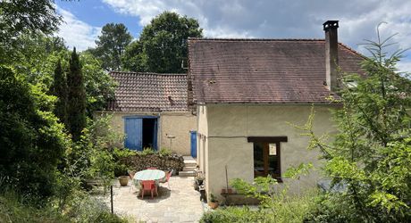En Périgord Noir , entre Périgueux et Brive à 20 minutes de Montignac, propriété sur 3ha3 de terrain arboré avec une maison principale d'habitation, un gîte, une piscine et un petit étang. A voir!
