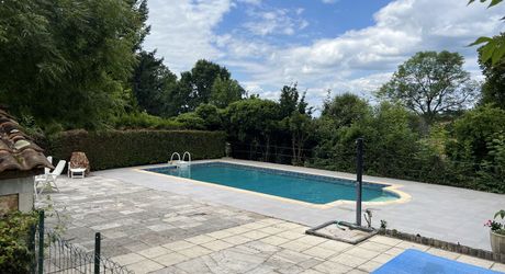 En Périgord Noir , entre Périgueux et Brive à 20 minutes de Montignac, propriété sur 3ha3 de terrain arboré avec une maison principale d'habitation, un gîte, une piscine et un petit étang. A voir!
