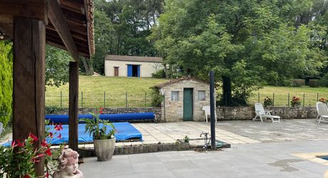 En Périgord Noir , entre Périgueux et Brive à 20 minutes de Montignac, propriété sur 3ha3 de terrain arboré avec une maison principale d'habitation, un gîte, une piscine et un petit étang. A voir!