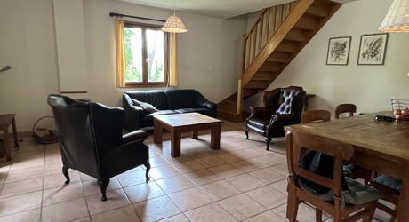 En Périgord Noir , entre Périgueux et Brive à 20 minutes de Montignac, propriété sur 3ha3 de terrain arboré avec une maison principale d'habitation, un gîte, une piscine et un petit étang. A voir!