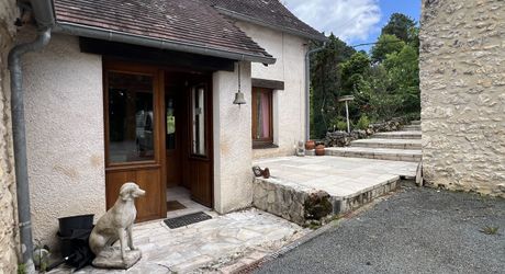 En Périgord Noir , entre Périgueux et Brive à 20 minutes de Montignac, propriété sur 3ha3 de terrain arboré avec une maison principale d'habitation, un gîte, une piscine et un petit étang. A voir!