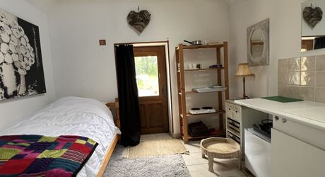 En Périgord Noir , entre Périgueux et Brive à 20 minutes de Montignac, propriété sur 3ha3 de terrain arboré avec une maison principale d'habitation, un gîte, une piscine et un petit étang. A voir!