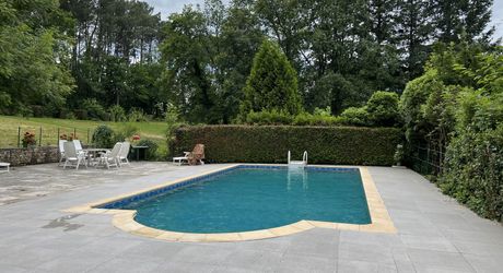 En Périgord Noir , entre Périgueux et Brive à 20 minutes de Montignac, propriété sur 3ha3 de terrain arboré avec une maison principale d'habitation, un gîte, une piscine et un petit étang. A voir!