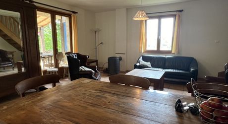 En Périgord Noir , entre Périgueux et Brive à 20 minutes de Montignac, propriété sur 3ha3 de terrain arboré avec une maison principale d'habitation, un gîte, une piscine et un petit étang. A voir!