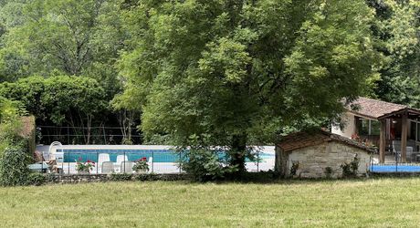 En Périgord Noir , entre Périgueux et Brive à 20 minutes de Montignac, propriété sur 3ha3 de terrain arboré avec une maison principale d'habitation, un gîte, une piscine et un petit étang. A voir!