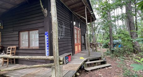 En Périgord Noir , entre Périgueux et Brive à 20 minutes de Montignac, propriété sur 3ha3 de terrain arboré avec une maison principale d'habitation, un gîte, une piscine et un petit étang. A voir!