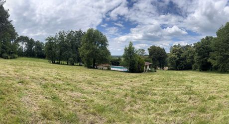 En Périgord Noir , entre Périgueux et Brive à 20 minutes de Montignac, propriété sur 3ha3 de terrain arboré avec une maison principale d'habitation, un gîte, une piscine et un petit étang. A voir!