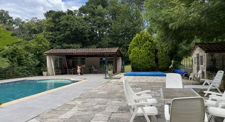 En Périgord Noir , entre Périgueux et Brive à 20 minutes de Montignac, propriété sur 3ha3 de terrain arboré avec une maison principale d'habitation, un gîte, une piscine et un petit étang. A voir!
