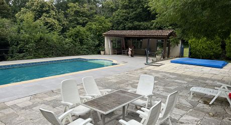 En Périgord Noir , entre Périgueux et Brive à 20 minutes de Montignac, propriété sur 3ha3 de terrain arboré avec une maison principale d'habitation, un gîte, une piscine et un petit étang. A voir!