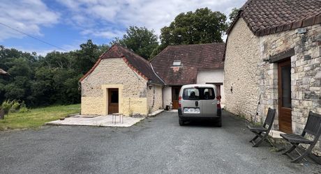 En Périgord Noir , entre Périgueux et Brive à 20 minutes de Montignac, propriété sur 3ha3 de terrain arboré avec une maison principale d'habitation, un gîte, une piscine et un petit étang. A voir!