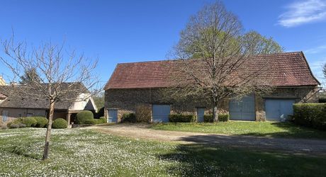 En exclusivité, une des plus belles propriétés de la Vallée de la Vézère en Périgord Noir, sur plus de 20 hectares. Situation privilégiée.