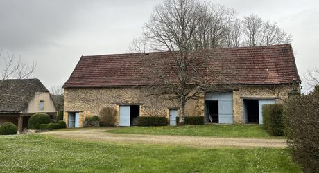 En exclusivité, une des plus belles propriétés de la Vallée de la Vézère en Périgord Noir, sur plus de 20 hectares. Situation privilégiée.