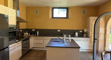 En exclusivité, une des plus belles propriétés de la Vallée de la Vézère en Périgord Noir, sur plus de 20 hectares. Situation privilégiée.