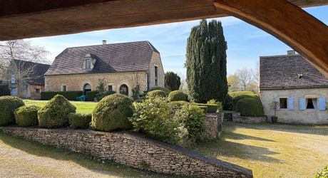 En exclusivité, une des plus belles propriétés de la Vallée de la Vézère en Périgord Noir, sur plus de 20 hectares. Situation privilégiée.
