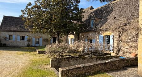 En exclusivité, une des plus belles propriétés de la Vallée de la Vézère en Périgord Noir, sur plus de 20 hectares. Situation privilégiée.
