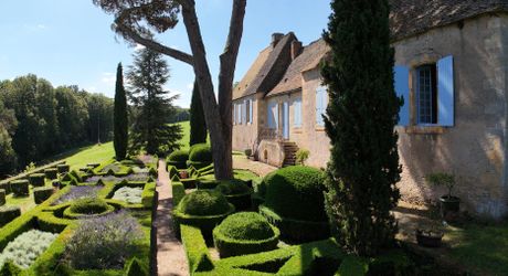 En exclusivité, une des plus belles propriétés de la Vallée de la Vézère en Périgord Noir, sur plus de 20 hectares. Situation privilégiée.