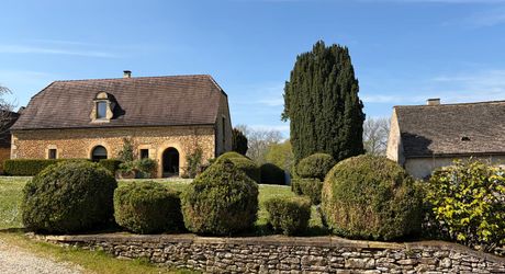 En exclusivité, une des plus belles propriétés de la Vallée de la Vézère en Périgord Noir, sur plus de 20 hectares. Situation privilégiée.