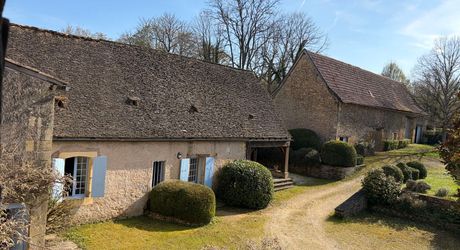 En exclusivité, une des plus belles propriétés de la Vallée de la Vézère en Périgord Noir, sur plus de 20 hectares. Situation privilégiée.