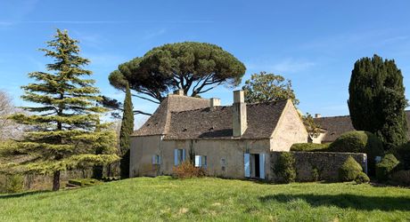 En exclusivité, une des plus belles propriétés de la Vallée de la Vézère en Périgord Noir, sur plus de 20 hectares. Situation privilégiée.