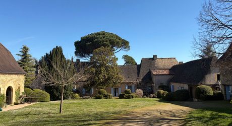 En exclusivité, une des plus belles propriétés de la Vallée de la Vézère en Périgord Noir, sur plus de 20 hectares. Situation privilégiée.