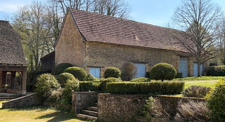 En exclusivité, une des plus belles propriétés de la Vallée de la Vézère en Périgord Noir, sur plus de 20 hectares. Situation privilégiée.