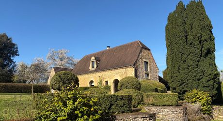 En exclusivité, une des plus belles propriétés de la Vallée de la Vézère en Périgord Noir, sur plus de 20 hectares. Situation privilégiée.