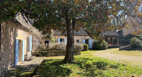 En exclusivité, une des plus belles propriétés de la Vallée de la Vézère en Périgord Noir, sur plus de 20 hectares. Situation privilégiée.