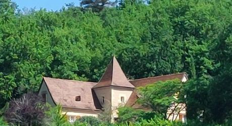 En Périgord Noir proche de Montignac-Lascaux, sur les hauteurs de la vallée de la Vézère avec une jolie vue au sud, Périgourdine de construction traditionnelle habitable, située au calme, avec un magnifique terrain boisé clos de plus d'un hectare.
