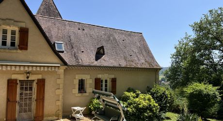 En Périgord Noir proche de Montignac-Lascaux, sur les hauteurs de la vallée de la Vézère avec une jolie vue au sud, Périgourdine de construction traditionnelle habitable, située au calme, avec un magnifique terrain boisé clos de plus d'un hectare.