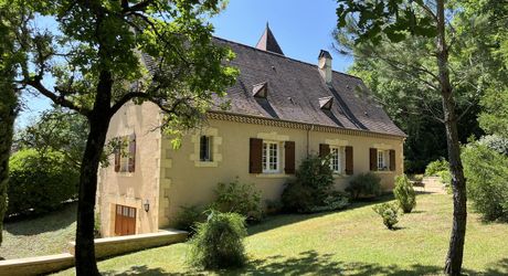 En Périgord Noir proche de Montignac-Lascaux, sur les hauteurs de la vallée de la Vézère avec une jolie vue au sud, Périgourdine de construction traditionnelle habitable, située au calme, avec un magnifique terrain boisé clos de plus d'un hectare.