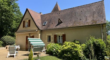 En Périgord Noir proche de Montignac-Lascaux, sur les hauteurs de la vallée de la Vézère avec une jolie vue au sud, Périgourdine de construction traditionnelle habitable, située au calme, avec un magnifique terrain boisé clos de plus d'un hectare.