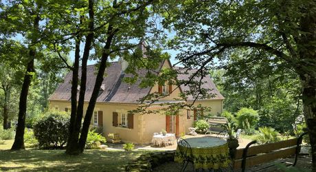En Périgord Noir proche de Montignac-Lascaux, sur les hauteurs de la vallée de la Vézère avec une jolie vue au sud, Périgourdine de construction traditionnelle habitable, située au calme, avec un magnifique terrain boisé clos de plus d'un hectare.