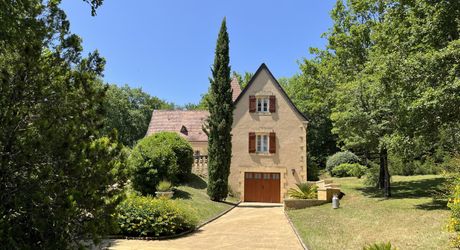 En Périgord Noir proche de Montignac-Lascaux, sur les hauteurs de la vallée de la Vézère avec une jolie vue au sud, Périgourdine de construction traditionnelle habitable, située au calme, avec un magnifique terrain boisé clos de plus d'un hectare.