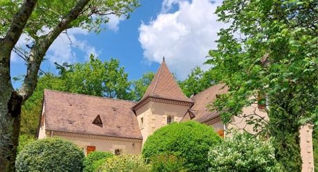 En Périgord Noir proche de Montignac-Lascaux, sur les hauteurs de la vallée de la Vézère avec une jolie vue au sud, Périgourdine de construction traditionnelle habitable, située au calme, avec un magnifique terrain boisé clos de plus d'un hectare.