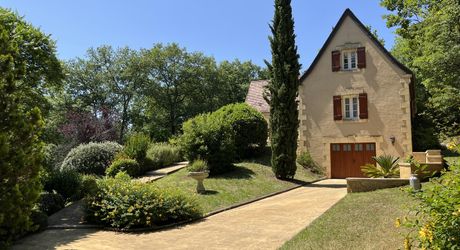En Périgord Noir proche de Montignac-Lascaux, sur les hauteurs de la vallée de la Vézère avec une jolie vue au sud, Périgourdine de construction traditionnelle habitable, située au calme, avec un magnifique terrain boisé clos de plus d'un hectare.