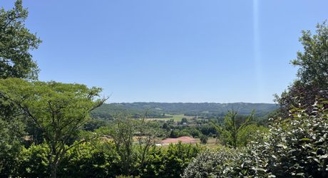 En Périgord Noir proche de Montignac-Lascaux, sur les hauteurs de la vallée de la Vézère avec une jolie vue au sud, Périgourdine de construction traditionnelle habitable, située au calme, avec un magnifique terrain boisé clos de plus d'un hectare.