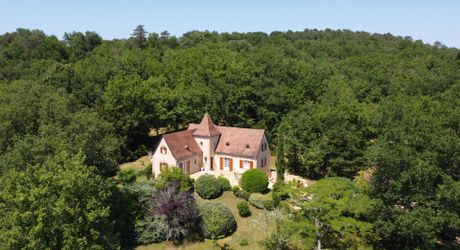 En Périgord Noir proche de Montignac-Lascaux, sur les hauteurs de la vallée de la Vézère avec une jolie vue au sud, Périgourdine de construction traditionnelle habitable, située au calme, avec un magnifique terrain boisé clos de plus d'un hectare.
