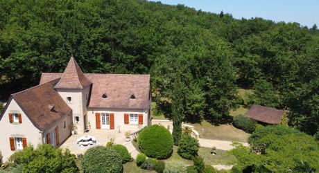 En Périgord Noir proche de Montignac-Lascaux, sur les hauteurs de la vallée de la Vézère avec une jolie vue au sud, Périgourdine de construction traditionnelle habitable, située au calme, avec un magnifique terrain boisé clos de plus d'un hectare.