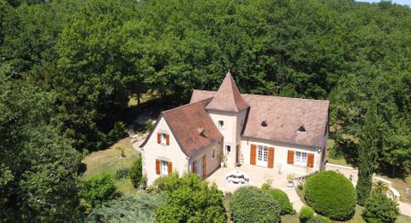 En Périgord Noir proche de Montignac-Lascaux, sur les hauteurs de la vallée de la Vézère avec une jolie vue au sud, Périgourdine de construction traditionnelle habitable, située au calme, avec un magnifique terrain boisé clos de plus d'un hectare.