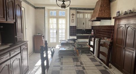 Rare:  ensemble composé d'une maison d'habitation de 184 m² habitables et d'un bâtiment de 260 m² au cœur de Thenon avec 1268 m² de terrain.
