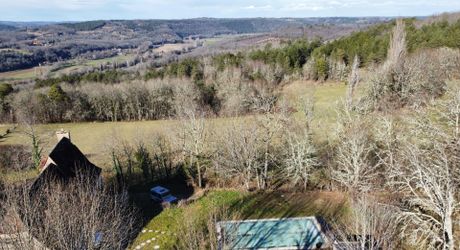 En Périgord Noir, proche de Saint-Léon-Sur-Vézère, au calme, très jolie maison ancienne entièrement restaurée avec soin. Magnifique vue sur la vallée. Unique. A voir!