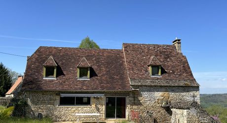 En Périgord Noir, proche de Saint-Léon-Sur-Vézère, au calme, très jolie maison ancienne entièrement restaurée avec soin. Magnifique vue sur la vallée. Unique. A voir!