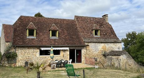En Périgord Noir, proche de Saint-Léon-Sur-Vézère, au calme, très jolie maison ancienne entièrement restaurée avec soin. Magnifique vue sur la vallée. Unique. A voir!