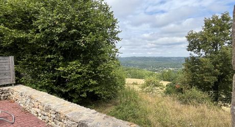 En Périgord Noir, proche de Saint-Léon-Sur-Vézère, au calme, très jolie maison ancienne entièrement restaurée avec soin. Magnifique vue sur la vallée. Unique. A voir!
