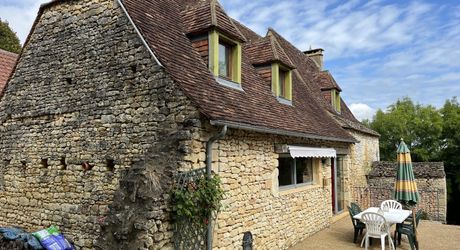 En Périgord Noir, proche de Saint-Léon-Sur-Vézère, au calme, très jolie maison ancienne entièrement restaurée avec soin. Magnifique vue sur la vallée. Unique. A voir!