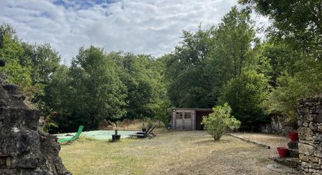 En Périgord Noir, proche de Saint-Léon-Sur-Vézère, au calme, très jolie maison ancienne entièrement restaurée avec soin. Magnifique vue sur la vallée. Unique. A voir!