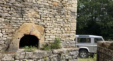 En Périgord Noir, proche de Saint-Léon-Sur-Vézère, au calme, très jolie maison ancienne entièrement restaurée avec soin. Magnifique vue sur la vallée. Unique. A voir!