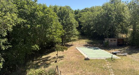 En Périgord Noir, proche de Saint-Léon-Sur-Vézère, au calme, très jolie maison ancienne entièrement restaurée avec soin. Magnifique vue sur la vallée. Unique. A voir!