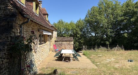 En Périgord Noir, proche de Saint-Léon-Sur-Vézère, au calme, très jolie maison ancienne entièrement restaurée avec soin. Magnifique vue sur la vallée. Unique. A voir!