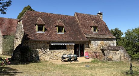 En Périgord Noir, proche de Saint-Léon-Sur-Vézère, au calme, très jolie maison ancienne entièrement restaurée avec soin. Magnifique vue sur la vallée. Unique. A voir!